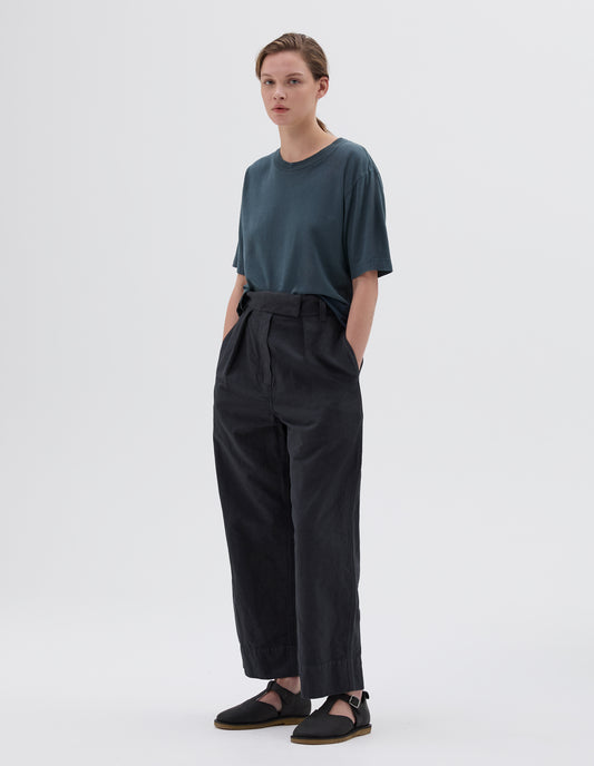 MHL. PLEATED CROP TROUSERS | DRY COTTON LINEN | CARBON