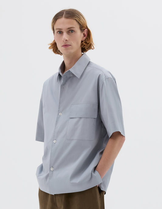 SHORT SLEEVE FLAP POCKET SHIRT | COMPACT COTTON POPLIN | PEWTER