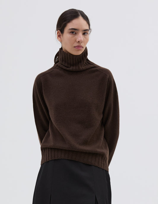 WIDE ROLL NECK | CASHMERE | BITTER CHOCOLATE