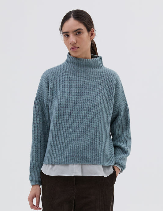 PULL COL ENTONNOIR CÔTELÉ | LAINE MÉRINOS ET CACHEMIRE | BLEU TENDRE