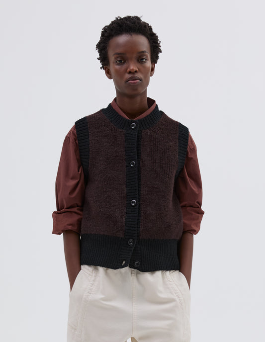 MHL. GILET À BORDURES CONTRASTÉES | LAINE VIRGINE | CHOCOLAT / NOIR