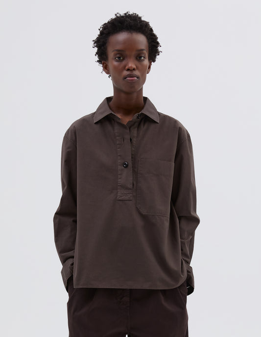 MHL. BIG POCKET SWING SHIRT | COMPACT COTTON POPLIN | CAROB